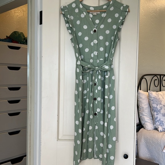 Belted, green linen dress. Midi length. Green with white polka dots. - Picture 2 of 8